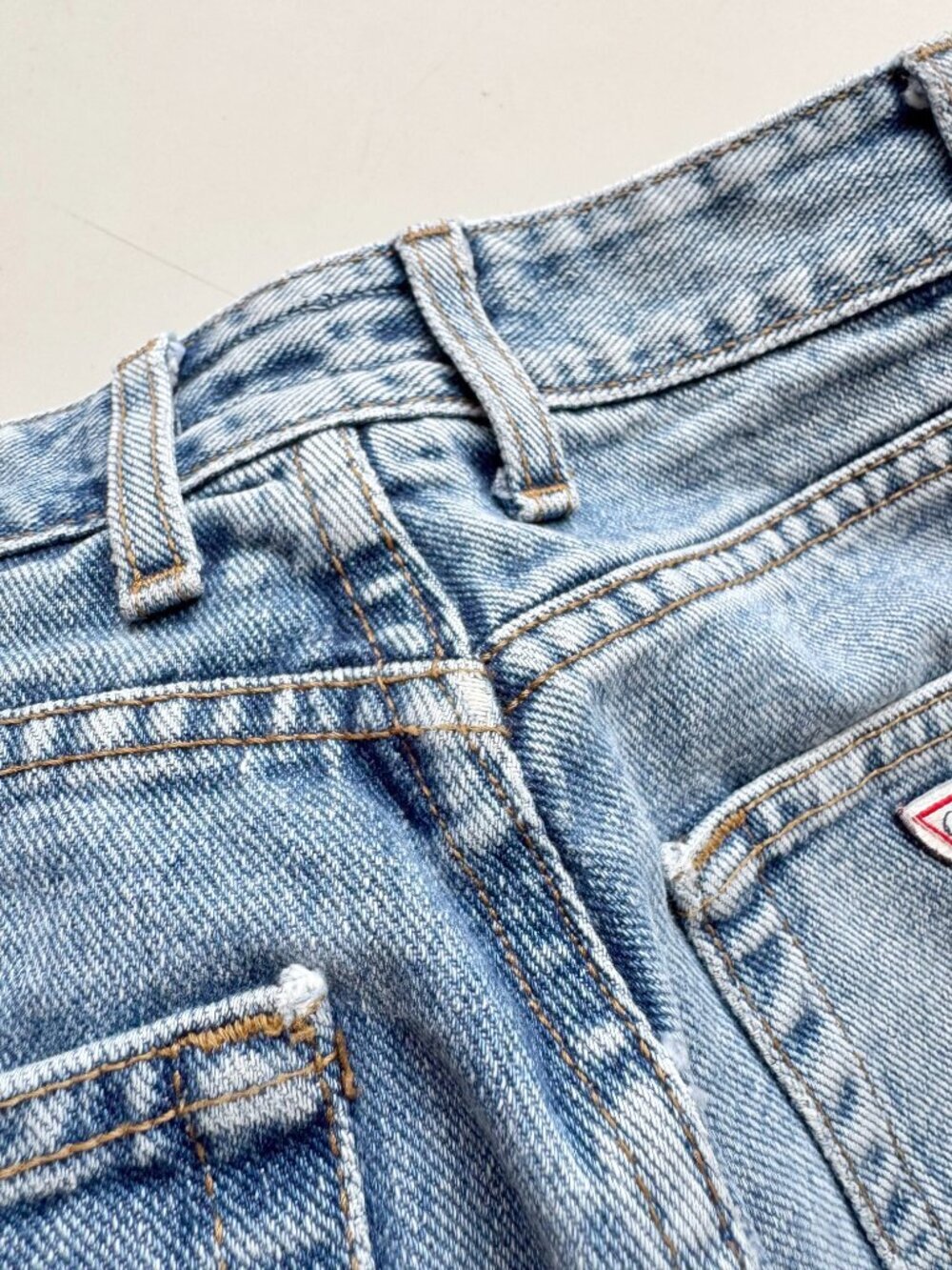 Vintage GUESS Light Rinse Mid Rise Tapered Slim Straight Leg Mom Jeans, Size 26 - Picture 8 of 13